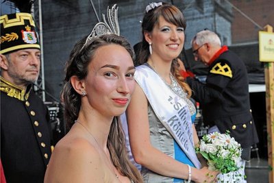 Celine I. (vorn bei ihrer Krönung durch Julia I.). 