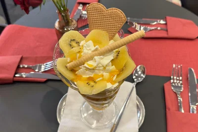 Der Kiwi-Eisbecher in „Tanjas Café“ sticht ins Auge.