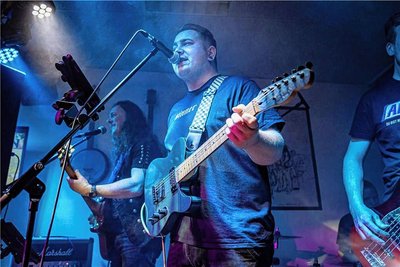 Michael Schindler, Sänger der Zwönitzer Band DGenerationX bei einem Auftritt im Burgstädter Club Dämmerschoppen. 