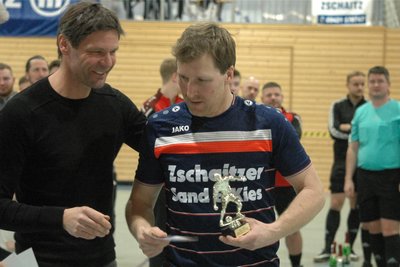 Sebastian Gasch (r.), einst Regionalligastürmer beim ZFC Meuselwitz und nun bei Kreisoberligist Traktor Mochau aktiv, wurde von HFC-Vereinschef Lars Voigtländer (l.) als bester Spieler geehrt.