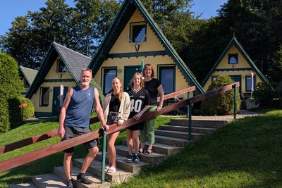 Gäste aus Bremen im Hotel im Wald in Neuhausen mit den Finnhütten im Hintergrund: Familie Piesker (v. l.) Udo, Pia, Sofie und Janett.