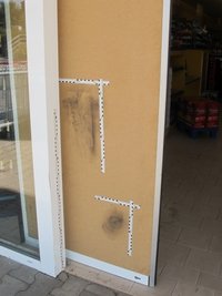 An der vom letzten Einbruch provisorisch geflickten Tür wurden die Spuren der Autoreifen markiert.