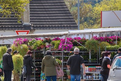 In Mníšek direkt bei Deutscheinsiedel herrschte an den Verkaufsbuden Andrang. 