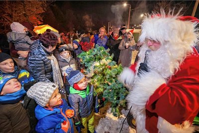 Auch in Heinrichsort ging es am Samstagabend hoch her - beim Adventstreffen durfte der Weihnachtsmann nicht fehlen. "Zum ersten Mal war es richtig kalt", so Ortsvorsteherin Annett Richter.
