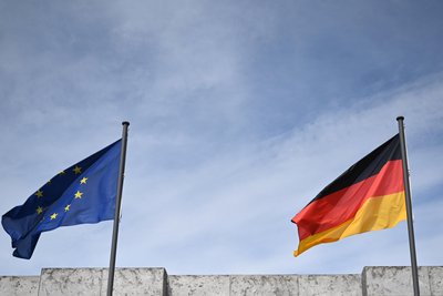 AfD und CDU/FDP fordern, dass vor Dienstgebäuden des Landkreises die Nationalflagge weht.