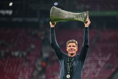 Trainer Oliver Glasner von Crystal Palace feiert mit der Trophäe nach dem Finale in der Conference League.