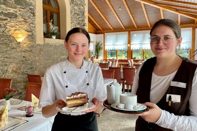 Das Landhotel Rittersgrün ist eines der Vier-Sterne-Hotels im Erzgebirge. Charlott Zielonka und Emelie Hrabik (r.) hatten dort ihr Herz für den Service entdeckt.