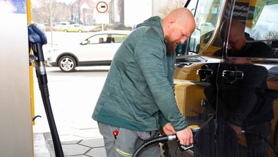 Christian Weiß aus Werdau betankt sein Fahrzeug, mit dem er täglich auf Arbeit fährt und mit der Familie unterwegs ist. 