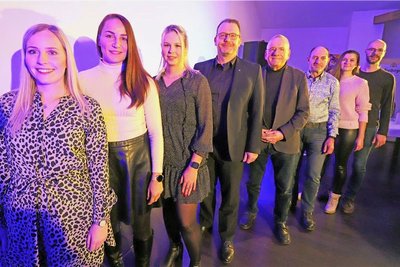 Die Kandidatinnen vornweg mit den Mitgliedern der Jury. 