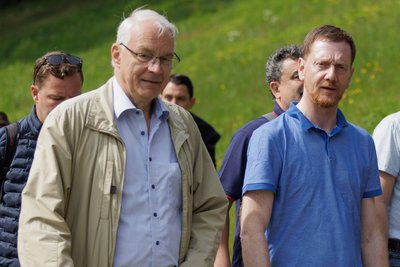 Der frühere CDU-Bundestagsabgeordnete Günter Baumann aus Jöhstadt während einer Wanderung mit Sachsens Ministerpräsident Michael Kretschmer.