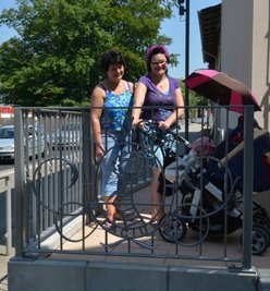 Dank der Rampe ist die Facius-Villa jetzt auch mit Rollstuhl oder Kinderwagen gut erreichbar. In das Geländer ist ein historisches Stück integriert. Im Foto Andrea (l.) und Nadine Sczyrba mit der kleinen Erna.