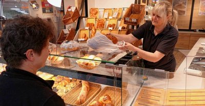 Auch zu später Stunde hat Sylvia Roscher, die in der Filiale der Bäckerei Nestler im Zschopauer Kaufland arbeitet, noch frisches Brot für die Kunden parat. 