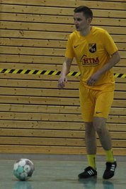 Der Geringswalder Co-Trainer Toni Vogel wirkte auf dem Feld mit und zeigte dabei trotz Gegnerdrucks einige Kabinettstückchen.