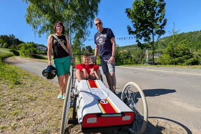 Die ganze Familie unterstütze Leandro Nobst beim Seifenkistenrennen.