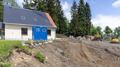 Die Arbeiten zur Erweiterung der DRK-Bergrettungswache in Oberwiesenthal haben begonnen. Am bisherigen Gebäude wird zum Beispiel das Dach neu gedeckt, auf der Fläche daneben entsteht in den nächsten Monaten der Anbau mit der Fahrzeughalle. 