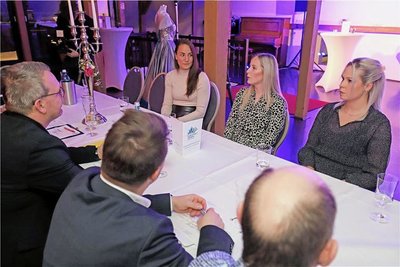 Die Kandidatinnen im Gespräch mit Jurymitgliedern im Loft des Tivoli. 