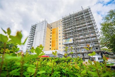 Eingerüstet: Das Hochhaus Stadtbadstraße 36 in Thalheim. Noch dieses Jahr aber sollen die Bauarbeiter abrücken. 