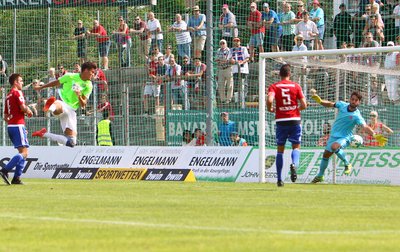 Myroslav Slavov trifft per Kopfball zum 1:2.