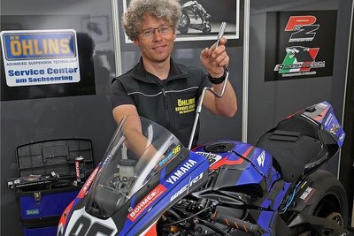 Steve Jenkner heute in seiner Firma am Sachsenring. Sein Sohn Moritz (im Foto rechts) fährt inzwischen auf diesem Motorrad. 