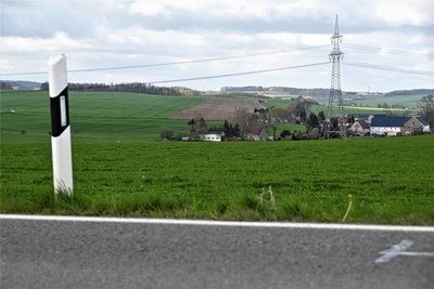 Blick von der Staatsstraße auf Eulendorf. Auf diesen Wiesen soll ein 73 Hektar großer Solarpark entstehen.