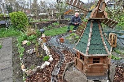 Auch Armin Roschig hat seit 12 Jahren ein Garten in der Anlage „Waldfrieden“. Seit 2023 betreibt er zur Freude der Kinder auf dem Gelände auch eine Gartenbahn.
