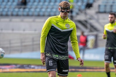 Das Foto vom Wochenende zeigt den Plauener „Maskenmann“ Eric Träger beim Aufwärmen vor dem Spiel in Chemnitz.