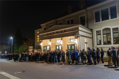 Fans waren von weit angereist, vor dem Tivoli, in das sich die Band eingemietet hatte, bildeten sich lange Schlangen.