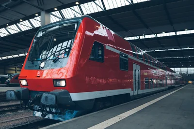 So sehen die Doppelstockzüge aus, die ab dem Fahrplanwechsel zwischen Chemnitz und Leipzig eingesetzt werden sollen. Derzeit sind die Züge bereits ohne Fahrgäste auf der Strecke unterwegs – zu Einweisungsfahrten für das Personal.