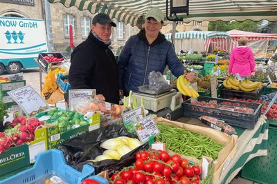 Ramona Thümmel und Nicole Dittmann stehen jeden Tag auf dem Chemnitzer Wochenmarkt. Ihre Ware holen sie früh vom Großmarkt.