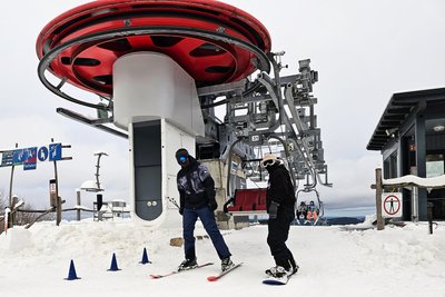 Skifahrer und Snowboarder sind auf der Piste in der Skiarena Eibenstock unterwegs. Derzeit herrschen laut Betreiber beste Bedingungen.
