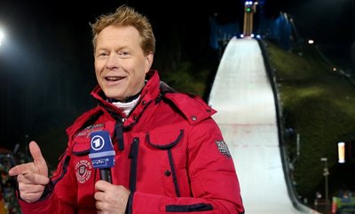 Ex-Skispringer Dieter Thoma in der Klingenthaler Vogtland-Arena, wo er als ARD-Experte arbeitete und viele Autogramme schrieb.