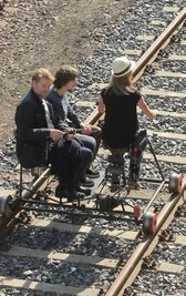Das wird im achten Erzgebirgskrimi des ZDF nicht zu sehen sein: Der von Kai Scheve (l.) gespielte Kommissar rollt auf einem Schienenfahrrad über das Gelände des Eisenbahnmuseums in Schwarzenberg. 