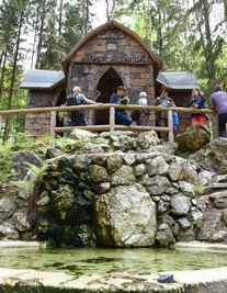 Die Kreuzkapelle gilt als größte und schönste Schutzhütte am Brunnenberg. Sie ist Station öffentlicher Wanderungen des Sachsenforsts und sommerlicher Andachten - die nächste ist an diesem Freitag, 2. September, ab 15.30 Uhr. 