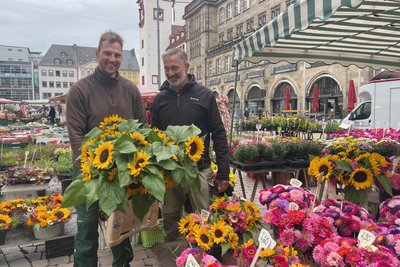 Viktor und Olaf Pause betreiben eine Gärtnerei in Borna und haben einen Stand auf dem Wochenmarkt.