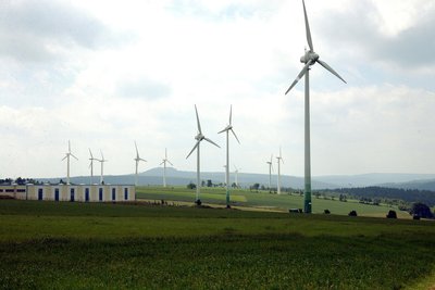 Im alten Jöhstädter Windpark standen einst bis zu 14 Anlagen. Nur zwei sind übrig geblieben. Nun gibt es Pläne für neue Windräder.