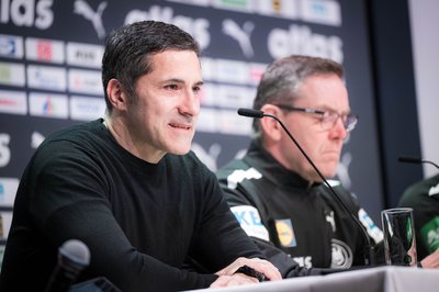 DHB-Sportvorstand Ingo Meckes freut sich auf die weitere Zusammenarbeit mit Bundestrainer Alfred Gislason. (Archivbild)