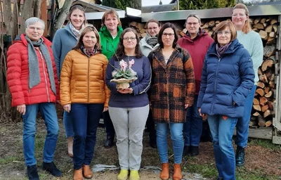 Susan Heinrich (Bildmitte), die Vorsitzende des neu gegründeten Langenbernsdorfer Landfrauenvereins, und ihre Mitstreiterinnen. Zur Gründungsversammlung der Ortsgruppe waren auch die Präsidentin des Landfrauenverbandes, Monika Michael (l.), und die Geschäftsführerin Heike Sparmann (r.) anwesend.