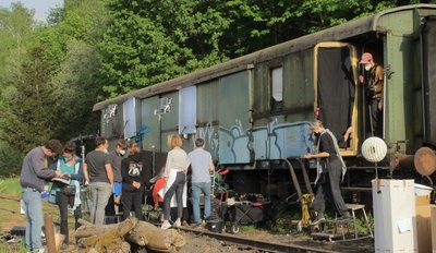 Dieser alte Wagen aus dem Bestand des Eisenbahnmuseums Schwarzenberg kam den Requisiteuren für den achten Erzgebirgskrimi wie gerufen. Der Oldie wurde als "Unterschlupf" ausstaffiert zum Drehort. 