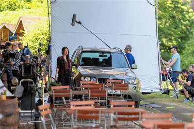 Kamera läuft: Julia Hartmann in der Rolle der Anwältin „Mai“, wie sie gerade im Vogtland ankommt.