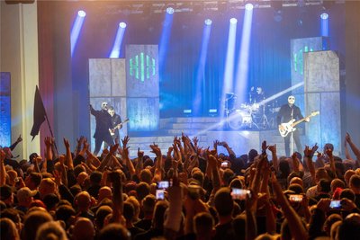 Die Band, die uniformiert mit schwarz-weißen Masken auftritt, ist nach einer „Spiegel“-Recherche im vergangenen Jahr nicht unumstritten.