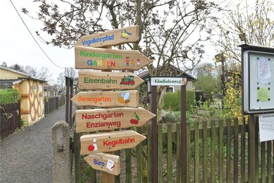 Liebevoll gestaltete Schilder weisen den Kleingärtnern in der Anlage „Waldfrieden“ den Weg.