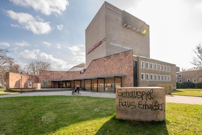 Was wird aus dem Schauspielhaus in Chemnitz. Wird es ein Provisorium oder zieht die Spielstätte doch in das Opernhaus?
