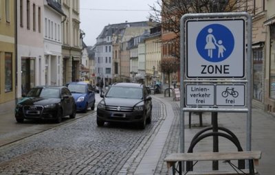 Die bisherige Fußgängerzone in der unteren Zwickauer Straße von oben gesehen.