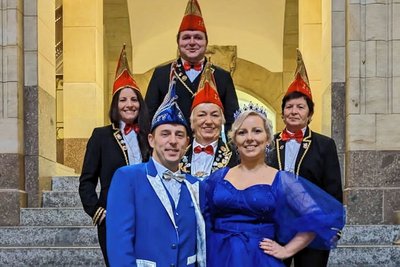 Das Rossauer Prinzenpaar Nora I. und Daniel II. (vorn) und die Abordnung des FCV in der Staatskanzlei. 