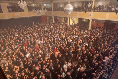 Das Tivoli war dennoch ausverkauft.