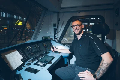 Das Cockpit im Steuerwagen. MRB-Lokführer Bendix Hanisch, der hier bei einer Einweisungsfahrt unterwegs ist, findet: „Der Zug fährt sich sehr ruhig und angenehm.“