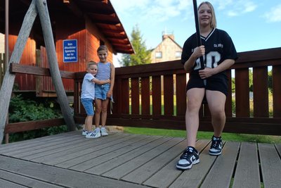An der Mini-Zipline lässt sich gut die Zeit vertreiben: Elio (v. l.) Elio, Alia und Sofie.