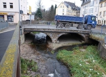 Meist plätschert der Rödelbach friedlich durch Kirchbergs Innenstadt. Doch bei Starkregen sorgen die Pflastersteine und der zugebaute Lauf für hohe Fließgeschwindigkeit. 