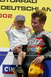 Vor 20 Jahren wurde Lokalheld Steve Jenkner am Sachsenring gefeiert. Den Moment auf dem Podest genoss er mit Sohn Moritz. 