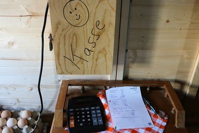 Der Einkauf wird per Taschenrechner selbst zusammengerechnet.